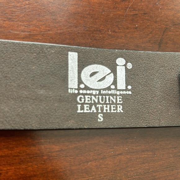 Genuine leather size small belt tooled with l.e.i. On buckle & on return loop. - Picture 4 of 12